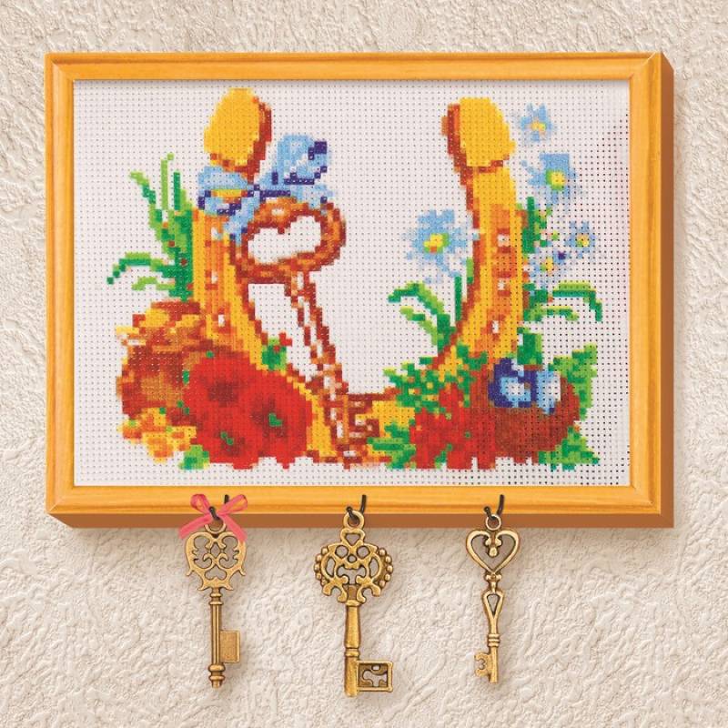 Вышивка крестиком на ключнице 'Подкова', 21x15 см Вышивка крестиком на ключнице 'Подкова', 21x15 см